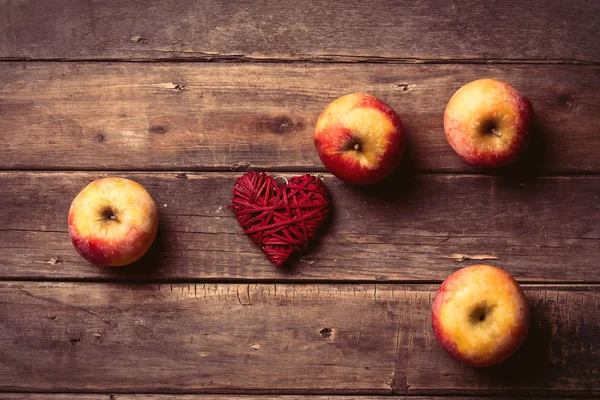 แอปเปิ้ลและของเล่นรูปหัวใจ — ภาพถ่ายสต็อก