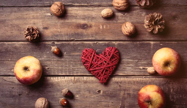 แอปเปิ้ล, ของเล่นรูปหัวใจ, ไฟร์โคนและถั่ว — ภาพถ่ายสต็อก