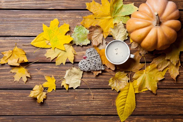 Hojas caídas, calabaza, juguete y taza de café — Foto de Stock