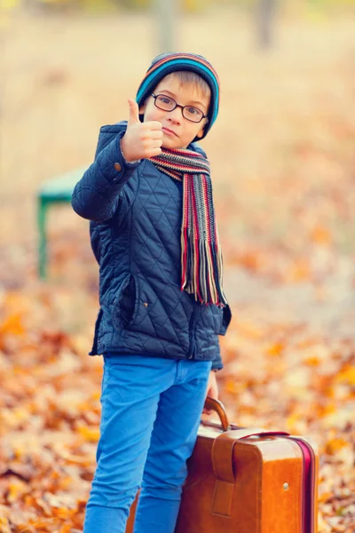 Menino com uma mala grande — Fotografia de Stock