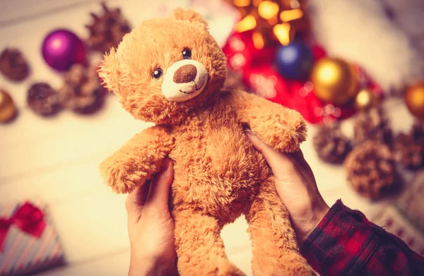 Kinderhände halten einen Teddybär — Stockfoto