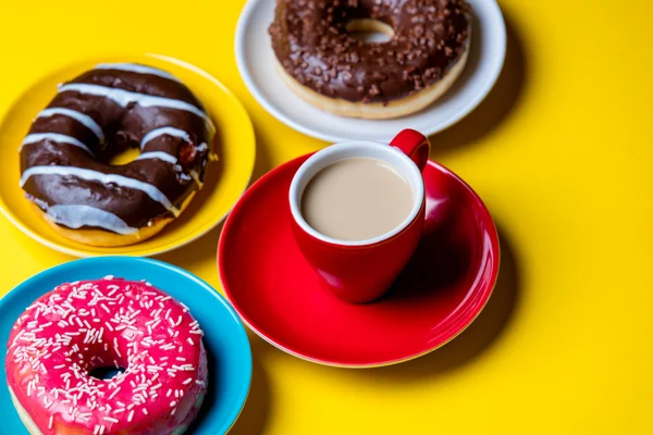 Donuts e xícara de café — Fotografia de Stock
