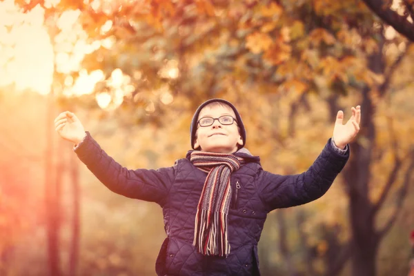 Junge im Herbstpark — Stockfoto