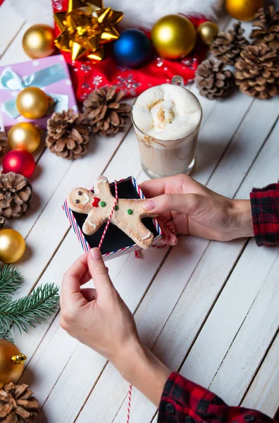 Kobiecych rąk Zawijanie cookie — Zdjęcie stockowe