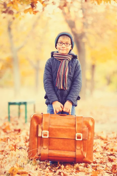 Jongen met een grote koffer — Stockfoto
