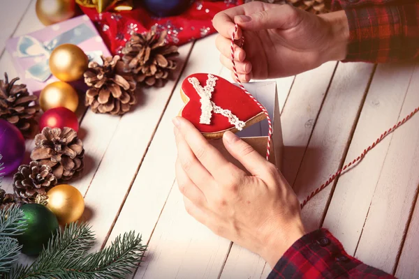 Kobiecych rąk Zawijanie cookie — Zdjęcie stockowe