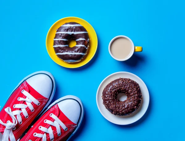 Ciambelle, gomme e una tazza di caffè — Foto Stock