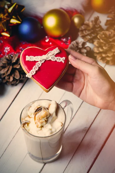 Vrouwelijke hand hebt van een cookie — Stockfoto