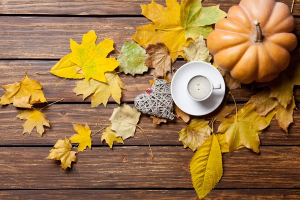 Foglie cadute, zucca, giocattolo e tazza di caffè — Foto Stock