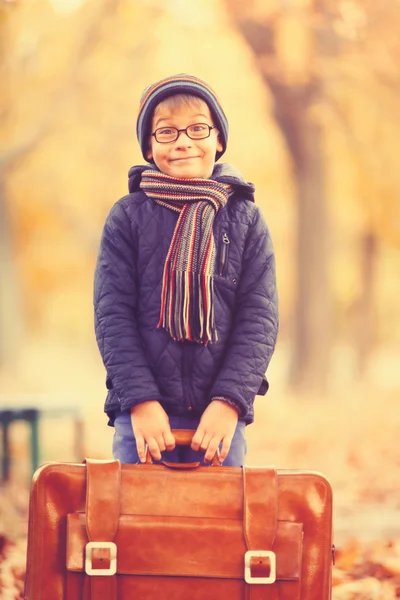 Chłopiec z Duża walizka — Zdjęcie stockowe