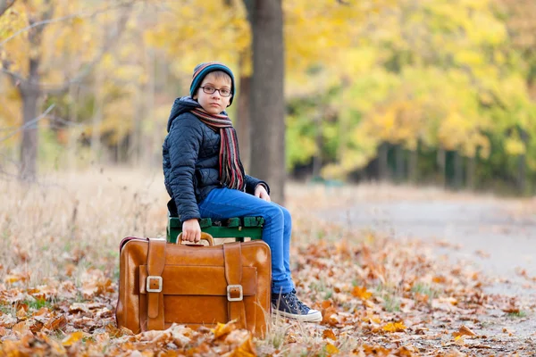 Garçon avec une grande valise — Photo