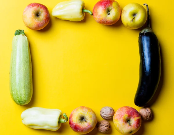 Свіжі овочі, горіхи та фрукти — стокове фото