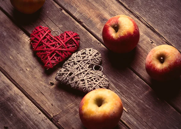 Äpplen och hjärtformade leksaker — Stockfoto