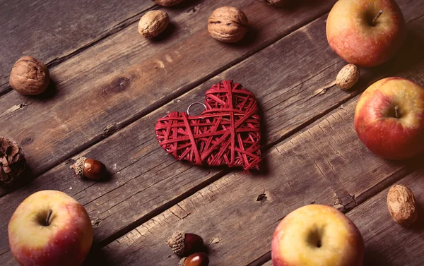 Μήλα, καρδιά σχήμα παιχνιδιών, κουκουνάρι και καρύδια — Φωτογραφία Αρχείου