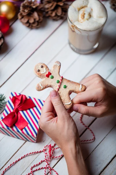 Mãos femininas embrulhando um biscoito — Fotografia de Stock