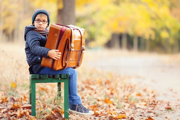 Мальчик с большим чемоданом — стоковое фото