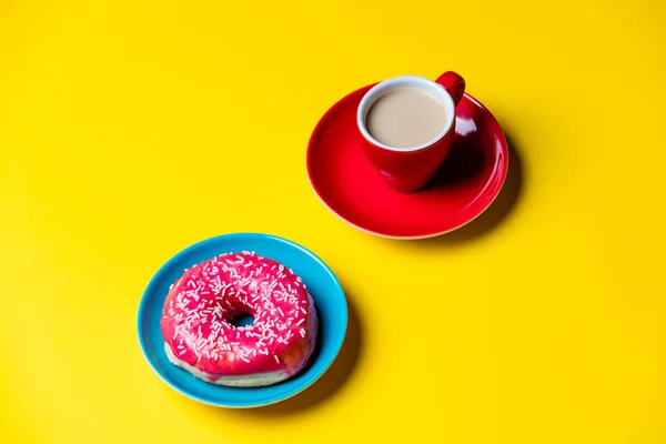 Donut en kopje koffie — Stockfoto