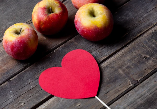 Az alma és a szív alakú játék — Stock Fotó
