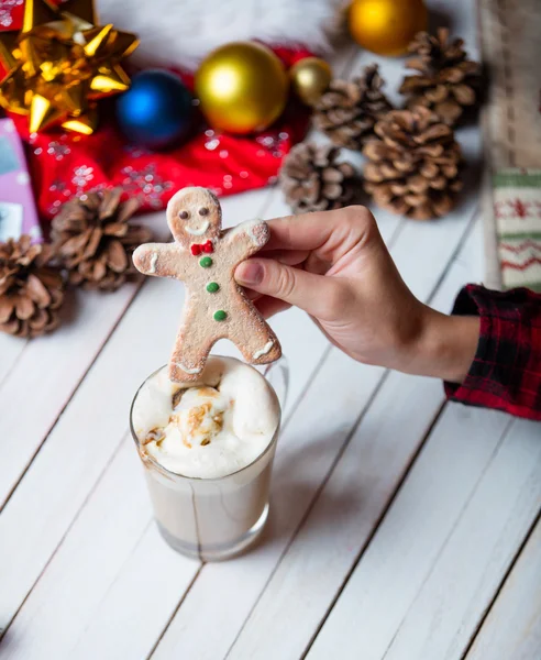 Vrouwelijke hand hebt van een cookie — Stockfoto