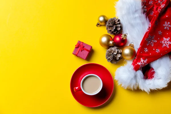 Weihnachtsdekoration auf gelbem Hintergrund — Stockfoto