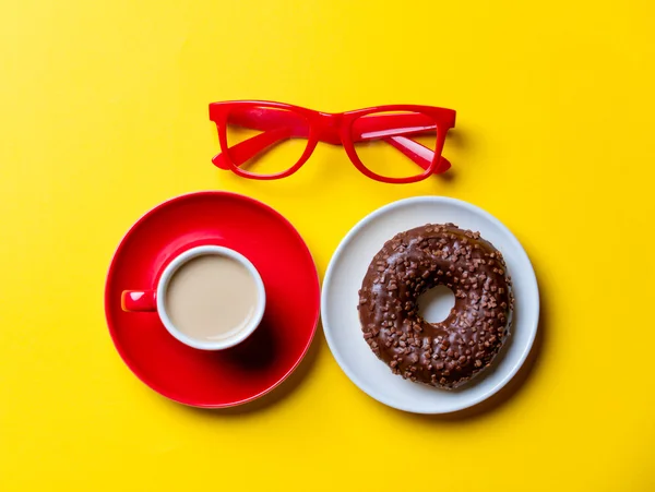 Donut, Gläser und Tasse Kaffee — Stockfoto