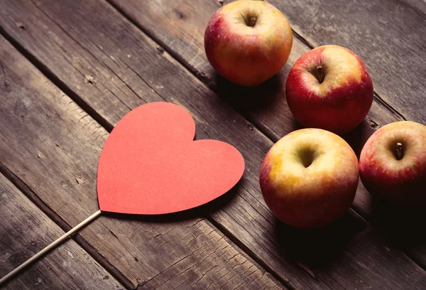 Az alma és a szív alakú játék — Stock Fotó