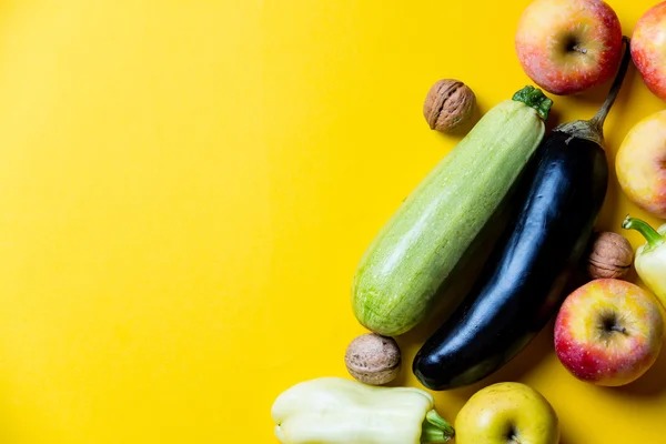 Свіжі овочі, горіхи та фрукти — стокове фото