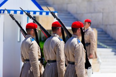  Gardiyanlar bir palace yakınındaki görüntüleyin