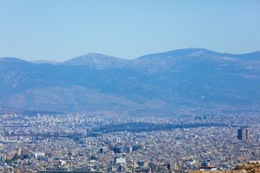 güzel bir şehir ve dağ görüntüleme