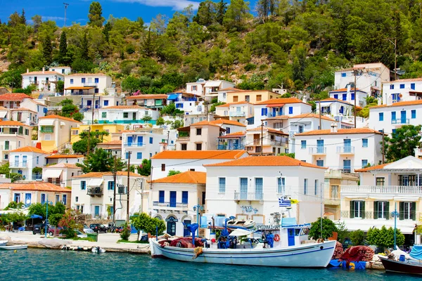 Prohlédni si na pobřeží překrásném městě Poros — Stock fotografie