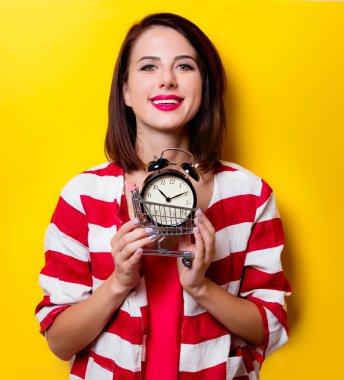 genç kadınla sepeti ve çalar saat