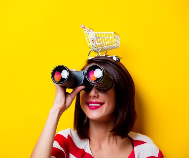 sepeti ve dürbün olan kadın 