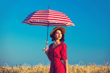 Şemsiyeli genç kadın 