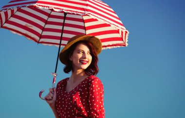 Şemsiyeli genç kadın