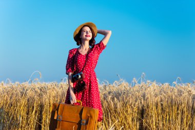 genç kadın ile bavul ve fotoğraf makinesi