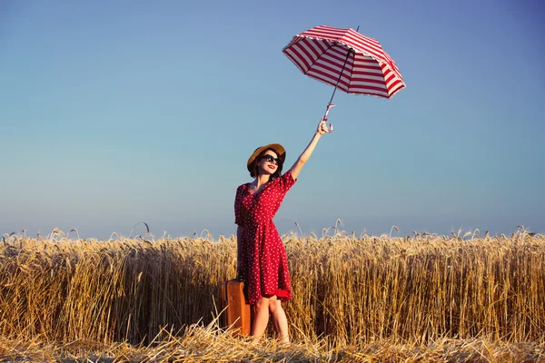 傘とスーツケースを持つ若い女性 — ストック写真
