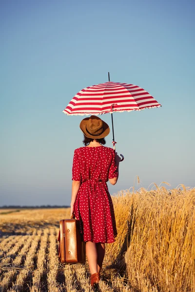 우산과 가방 젊은 여자 — 스톡 사진