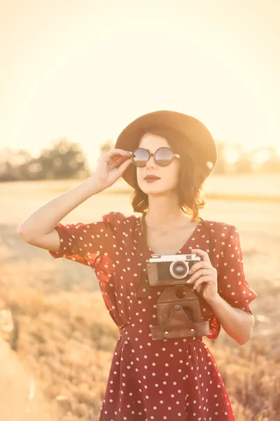 카메라를 든 젊은 여자 — 스톡 사진