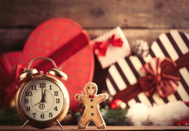 Zencefilli kurabiye adam ve çalar saat