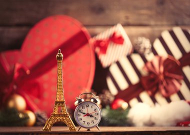 Eyfel Kulesi şeklinde oyuncak ve çalar saat