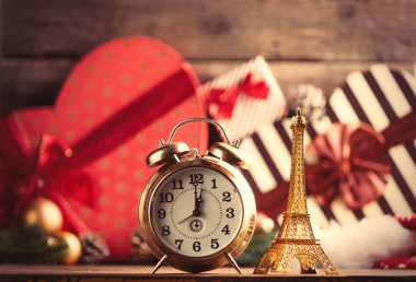 Eyfel Kulesi şeklinde oyuncak ve çalar saat
