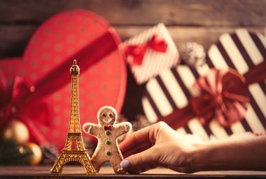 oyuncak ve zencefilli kurabiye adam şeklinde Eyfel Kulesi
