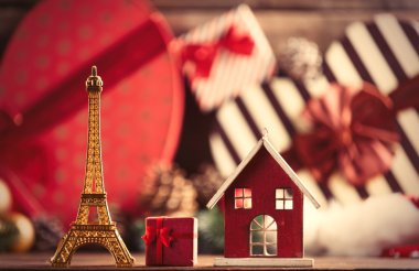 Eyfel Kulesi ve ev şeklinde oyuncaklar