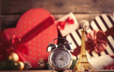 Eyfel Kulesi şeklinde oyuncak ve çalar saat