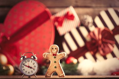 Zencefilli kurabiye adam ve çalar saat