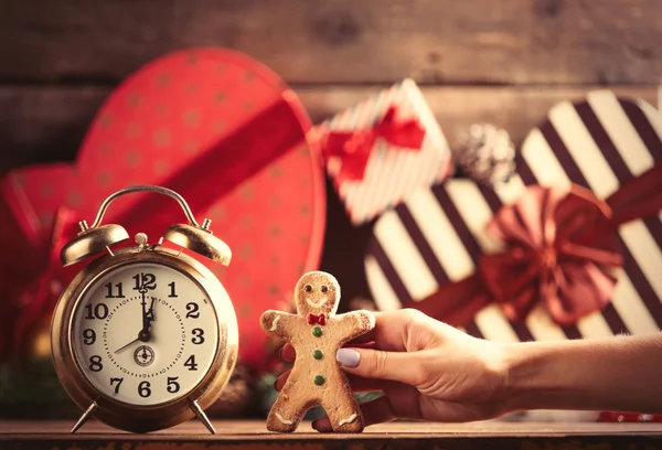 Female hand holding gingerbread man — Stock Photo, Image