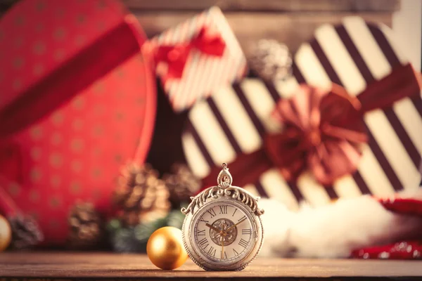 Orologio vintage e bauble — Foto Stock