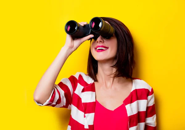 Junge Frau mit Fernglas — Stockfoto