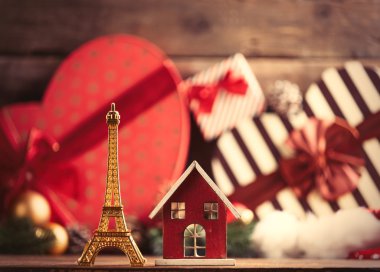 Eyfel Kulesi ve ev şeklinde oyuncaklar