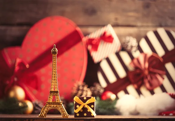 Torre eiffel en forma de juguete y regalo — Foto de Stock